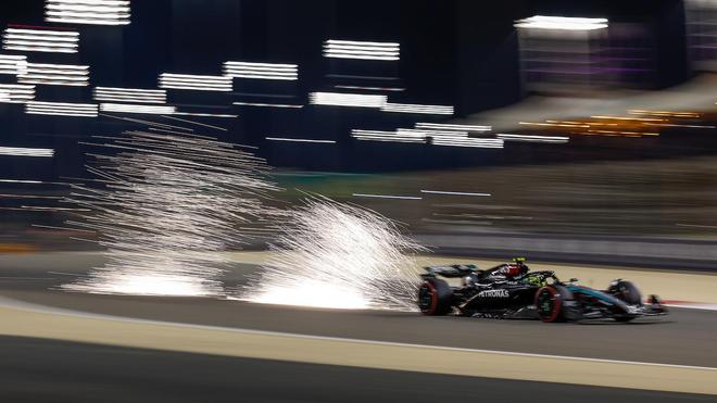 羽毛球队在比赛中因伤离场，F1车队主教练感到担心